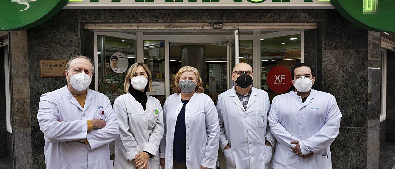 Todos los empleados de la farmacia de Meliana están vacunados con AstraZeneca.  | GERMÁN CABALLERO