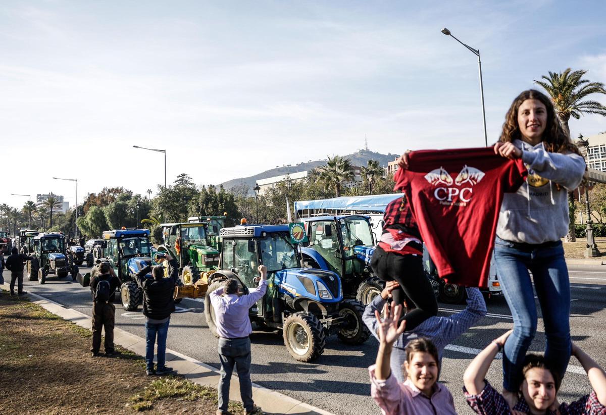 Los tractores circulan por la Diagonal de Barcelona