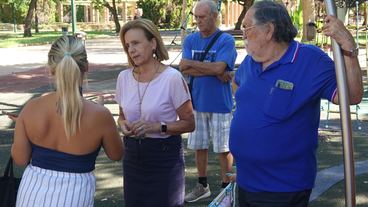 La concejala socialista, Begoña Medina, junto a vecinos del Parque de María Luisa.