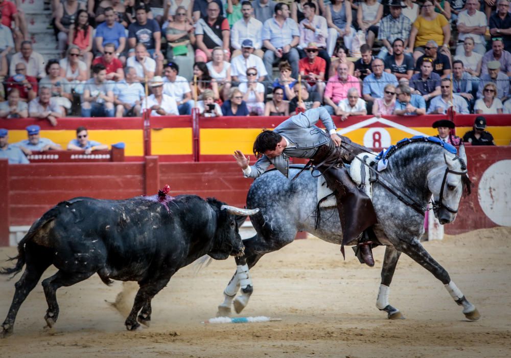 Con casi lleno en la plaza, en tarde fresca y apacible finalizó la Feria de Hogueras con la corrida de rejones