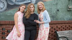 Las actrices Eliza Scanlen, Amy Adams y  Patricia Clarkson, protagonistas de la serie de la HBO ’Heridas abiertas’. 