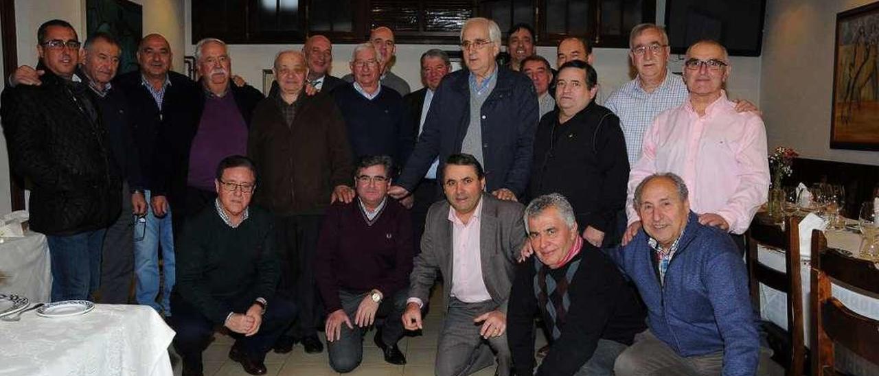 Rafael Abeledo, de pie en el centro, junto a los amigos que le rindieron homenaje. // Bernabé