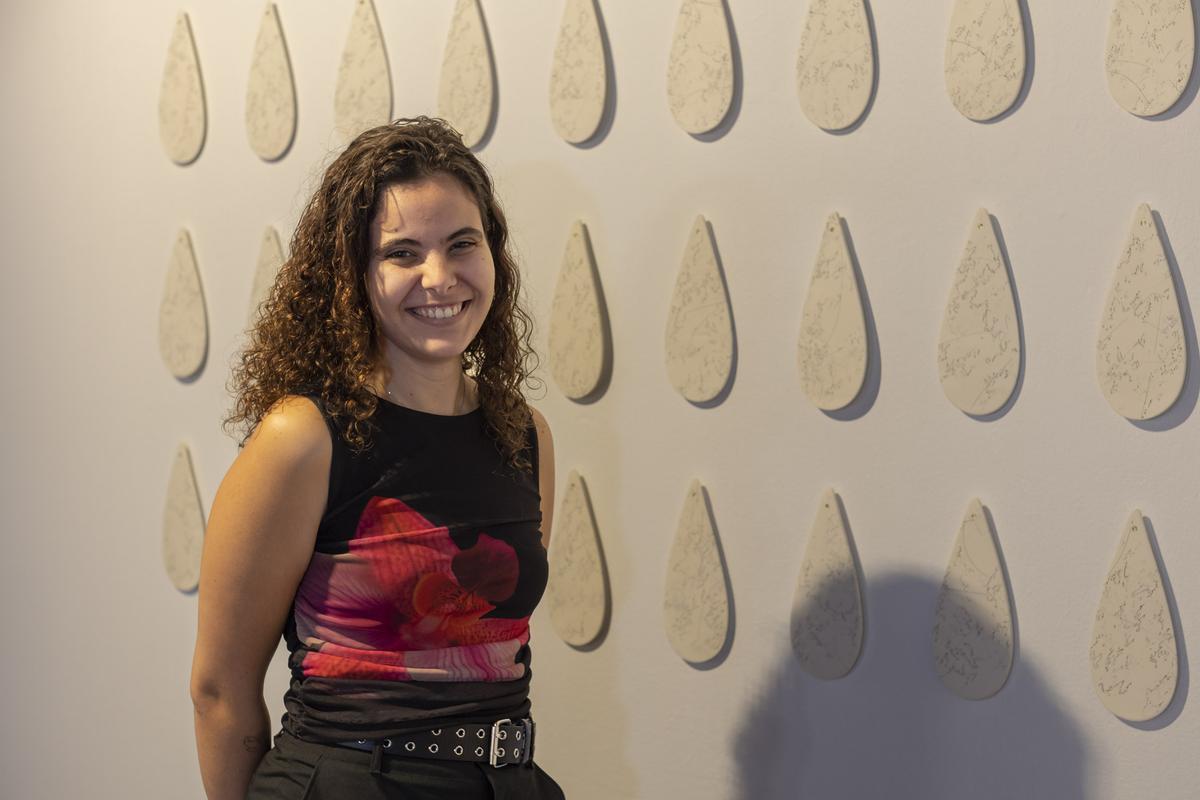 Cristina Ortega junto a su obra en el CAAM.