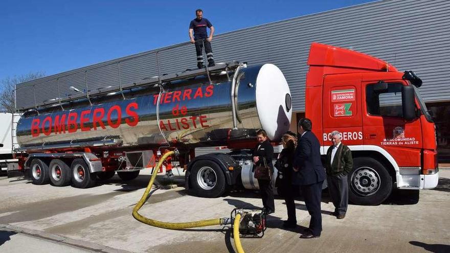 El nuevo camión nodriza adquirido por la mancomunidad para los bomberos de Aliste.