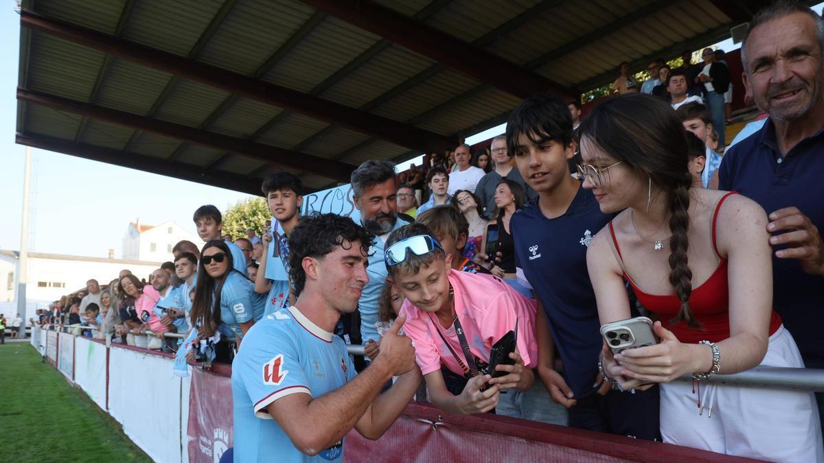 El atacante valenciano posa para un selfie con un pequeño aficionado del Celta en Vilagarcía.