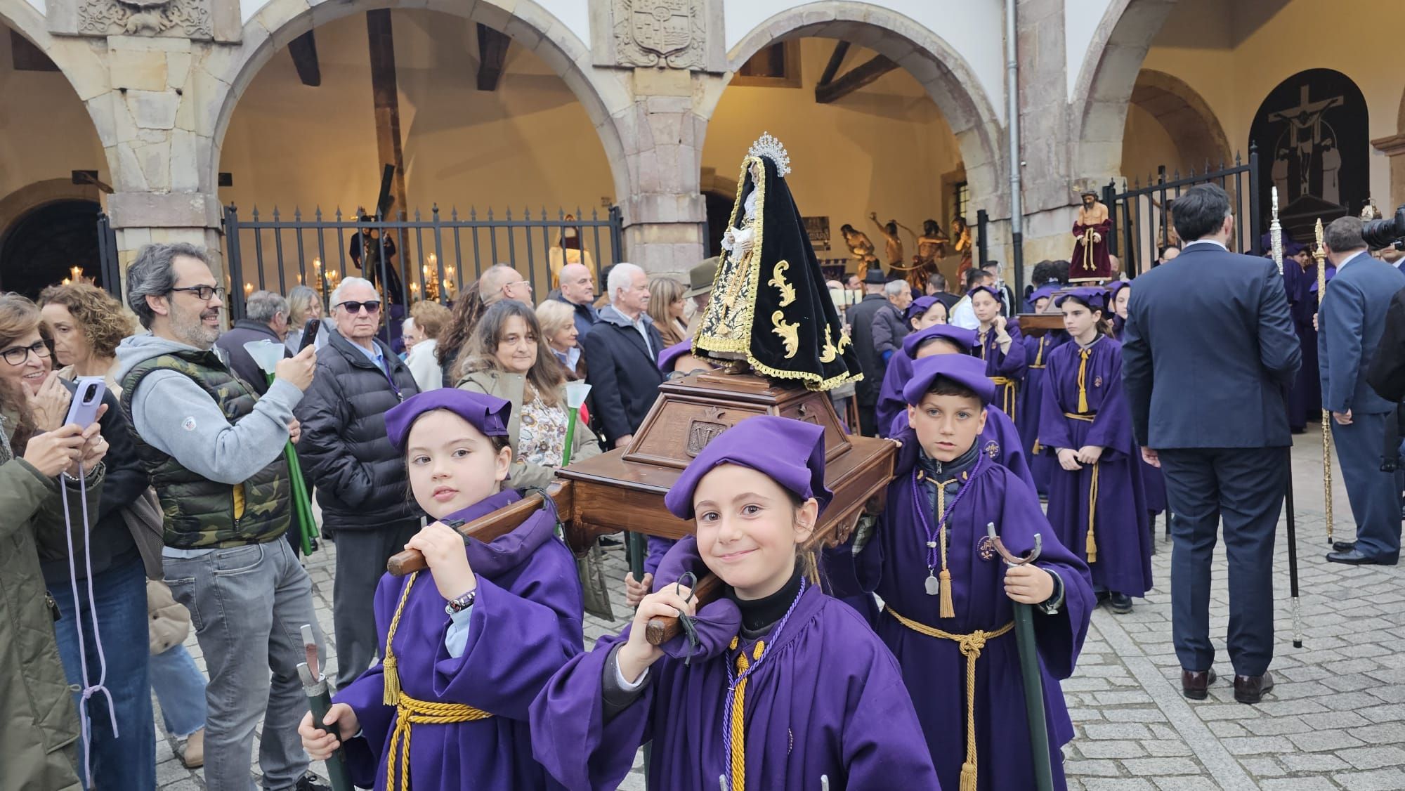 En imágenes: la salida de la procesión del Calvario de Villaviciosa