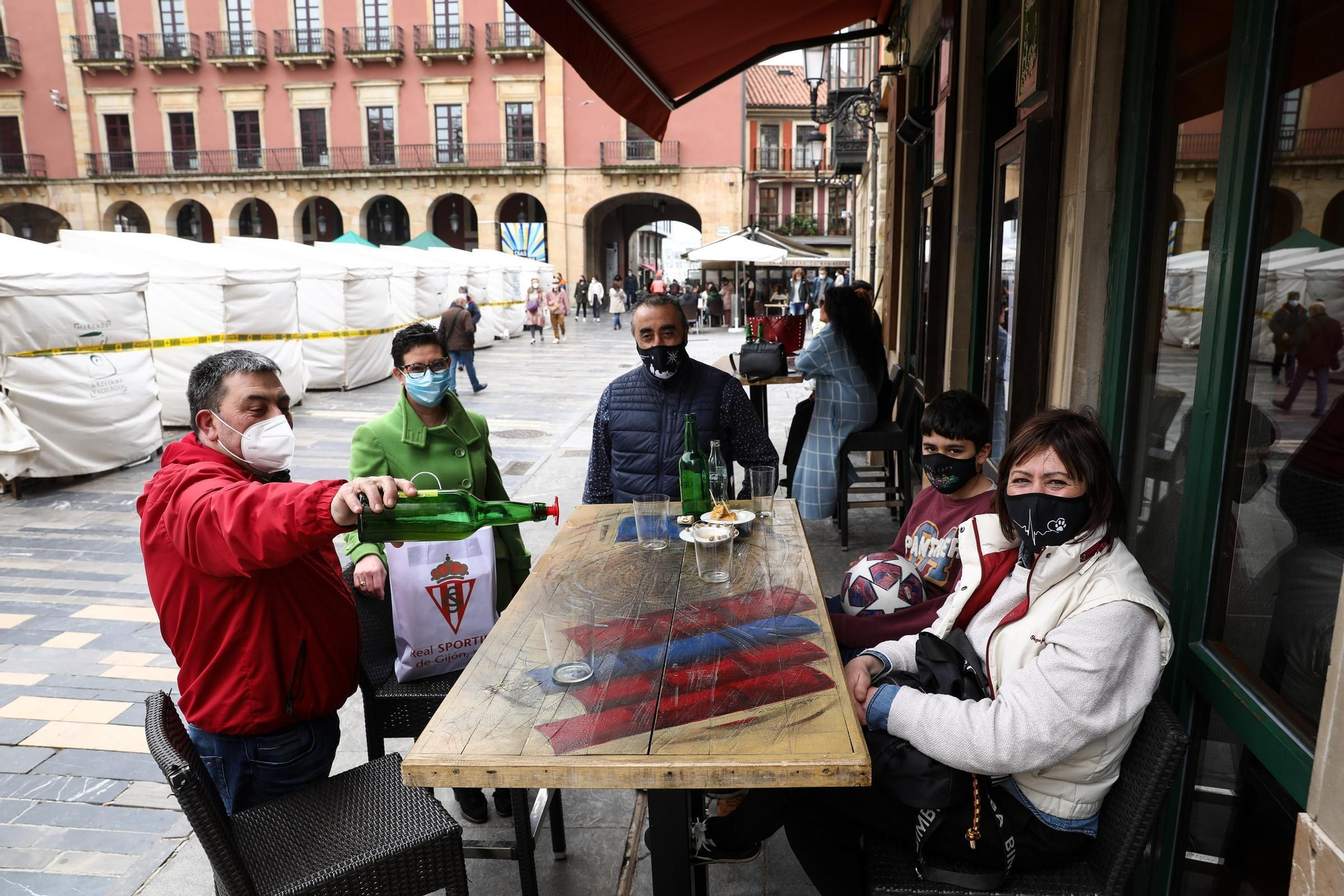 Ambiente en Gijón en Sábado Santo