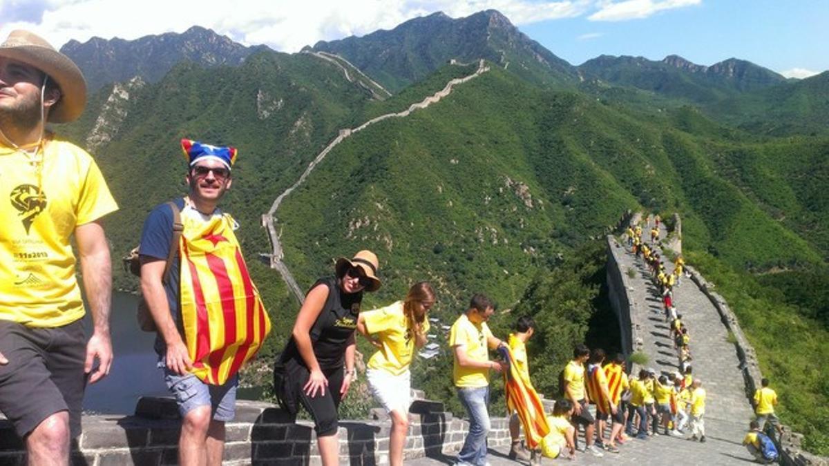 La cadena humana independentista, en la muralla china, este sábado.