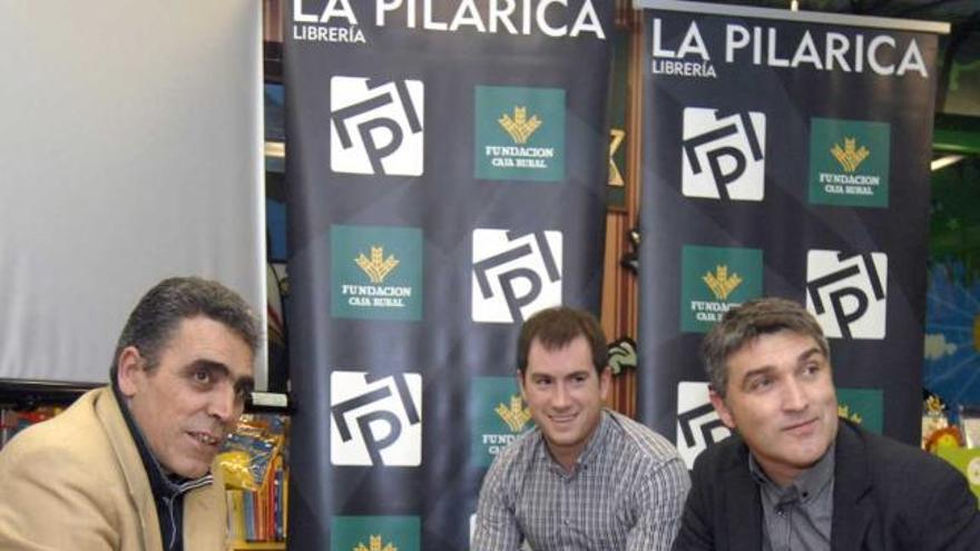 Alejando M. Gallo, junto a José Ángel Gayol y Jesús Fernández, en la presentación del libro.