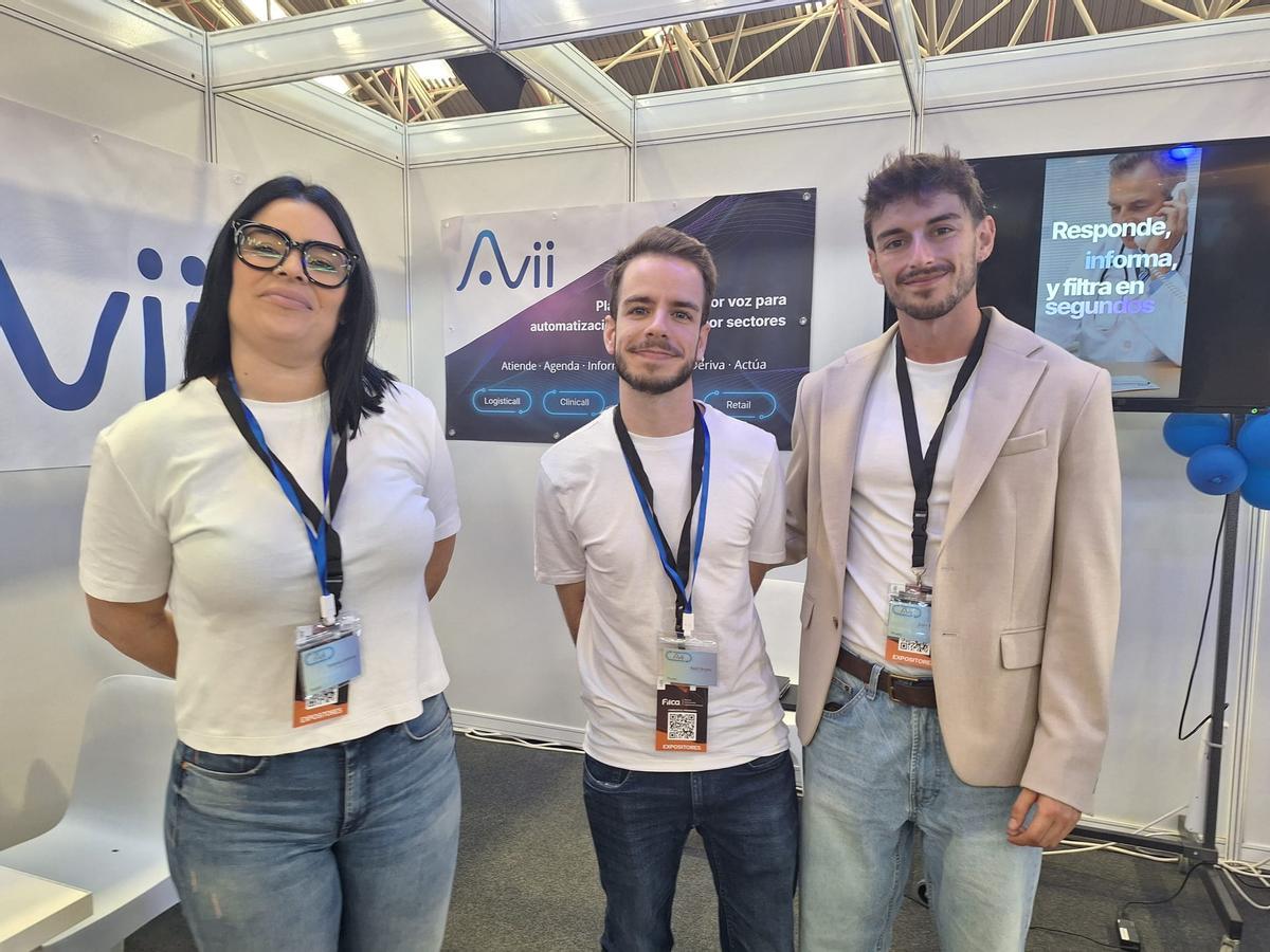 Tatiana Lorenzo, Raúl Bruno y Juan Antonio Muñiz en el stand de la empresa Atlantic Soluciones en FILCA.