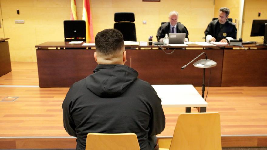 D'esquenes, el condemnat per entrar en una casa de Platja d'Aro aprofitant que el propietari no hi era. Foto del judici a l'Audiència de Girona