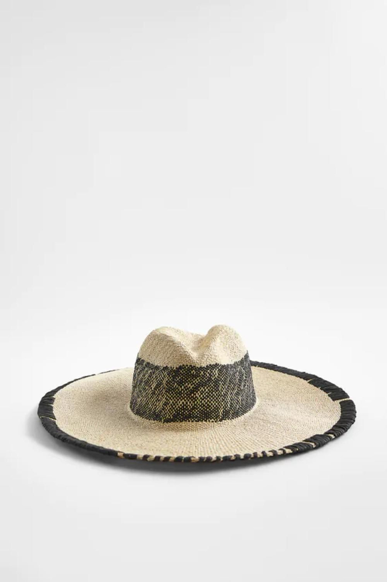 Sombrero trenzado con contrastes de Zara