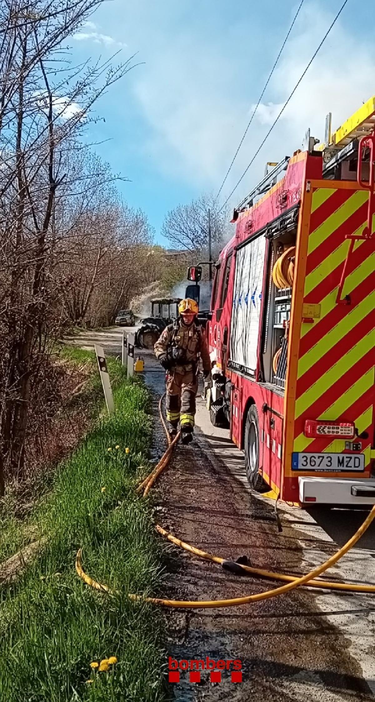 Les imatges de l'incendi d'un tractor a Llívia que afecta massa forestal