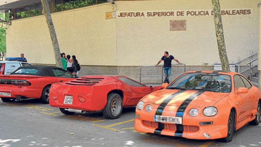 Los tres vehículos de lujo intervenidos a los sospechosos, ayer a las puertas de la Jefatura Superior de Policía, en Palma.