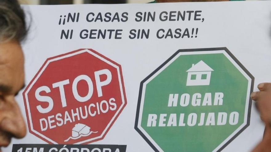 Stop Desahucios paraliza el desalojo de la casa de la plaza de las Cañas