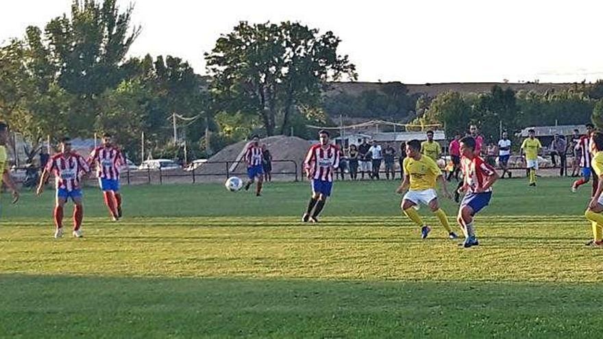 Un momento del partido entre La Bovedana y la Gimnástica Medinense.