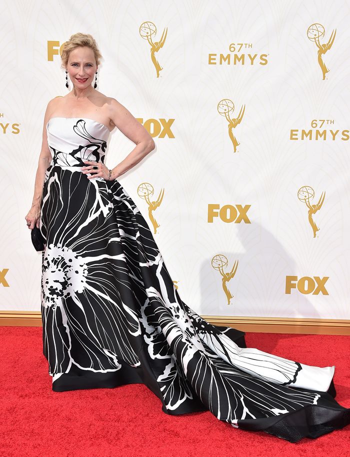Las peor vestidas de los Emmy 2015: Laila Robins con vestido de flores