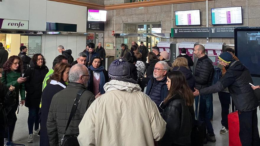 Un problema eléctrico en la estación de A Coruña paraliza los trenes y afecta al Eje Atlántico