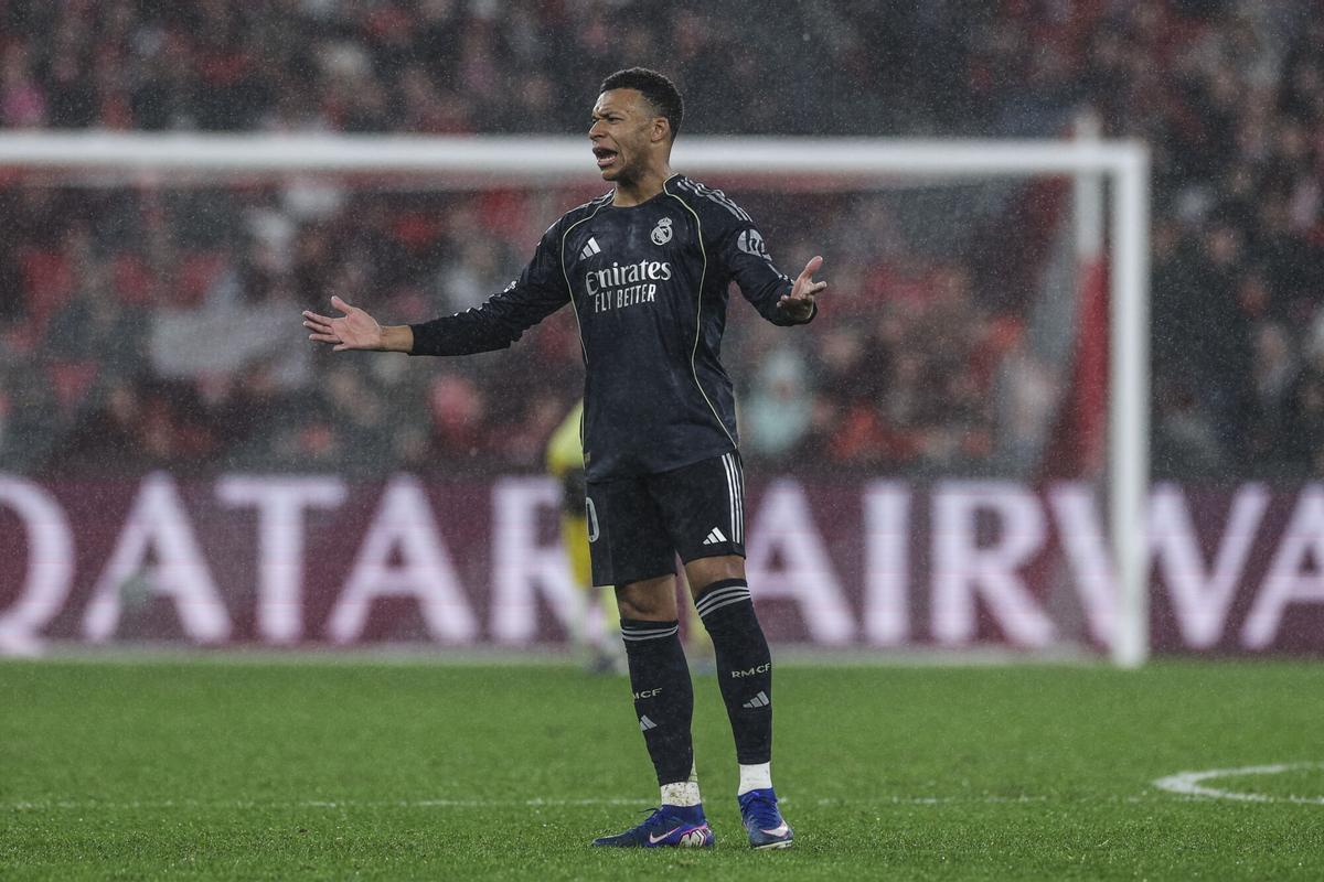 Kylian Mbappé protesta durante el partido contra el Benfica.