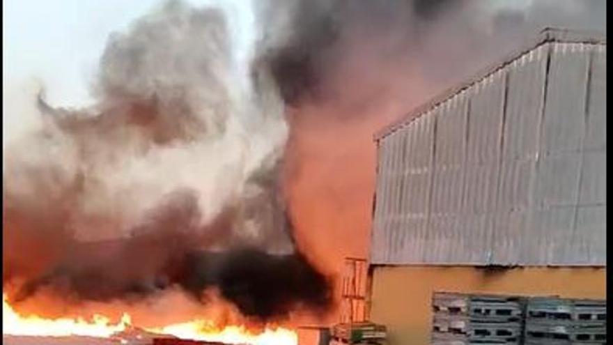 Los bomberos trabajan en la extinción de un incendio industrial en Llombai