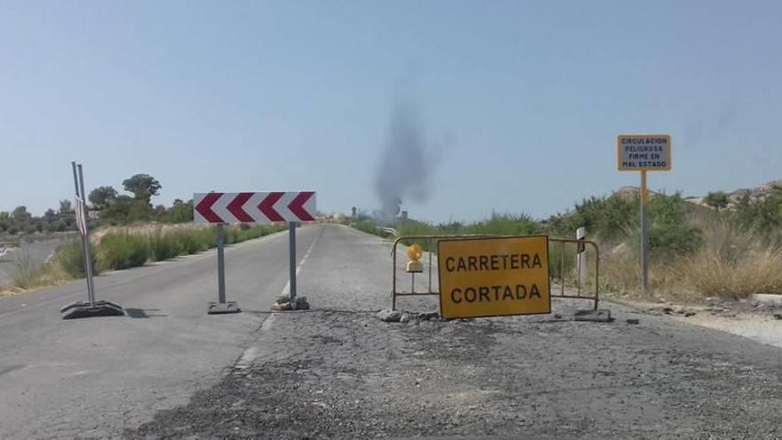 La carretera RM-C1 que da acceso a la pedanía murciana de Barqueros y a la muleña de Fuente Librilla está cortada al tráfico desde el mes de mayo.