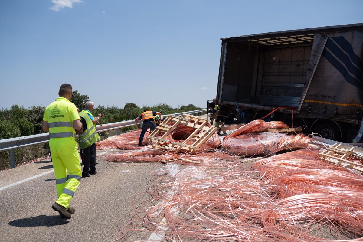 Cargamento del camión esparcido por la calzada de la N-122.