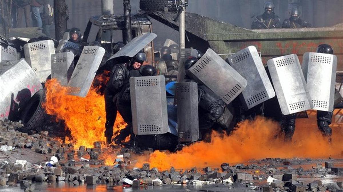 La policía de Kiev se defiende de las piedras y los cócteles molotov arrojados por los manifestantes.