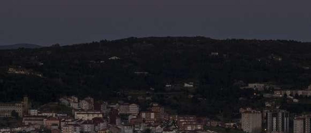 La superluna del equinoccio de primavera se vio así ayer en Ourense. // Brais Lorenzo