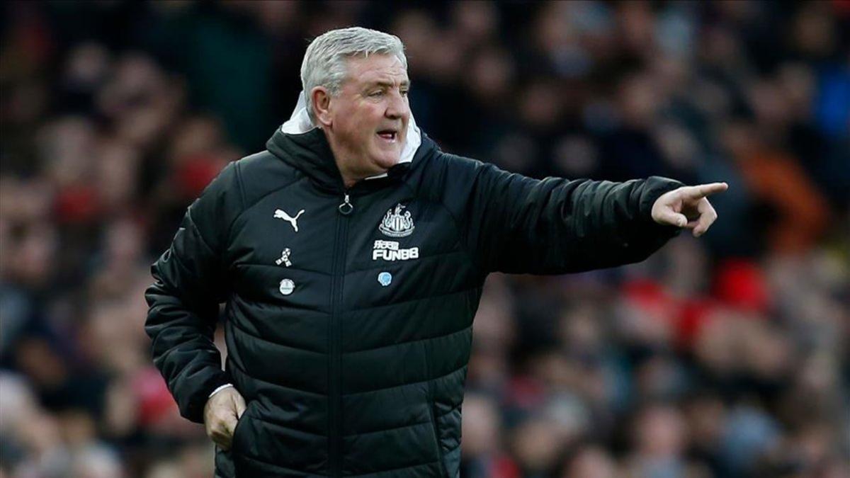 Steve Bruce dirigiendo al Newcastle