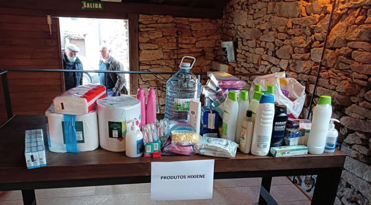 Productos de higiene donados por el pueblo de Agolada.