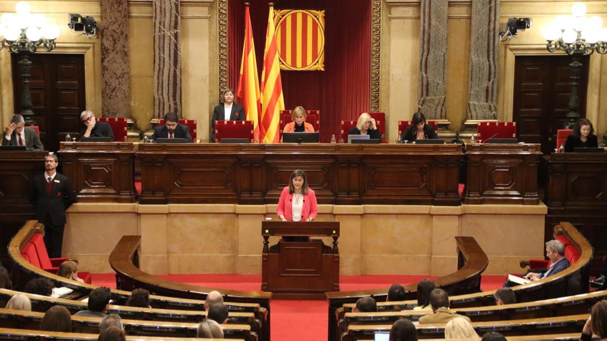 La síndica d'Aran, Maria Vergés, intervenint al ple del Parlament durant el debat de totalitat de la proposició de modificació de llei sobre l'ús i l'aprenentatge de les llengües oficials en l'ensenyament no universitari per incloure-hi l'aranès