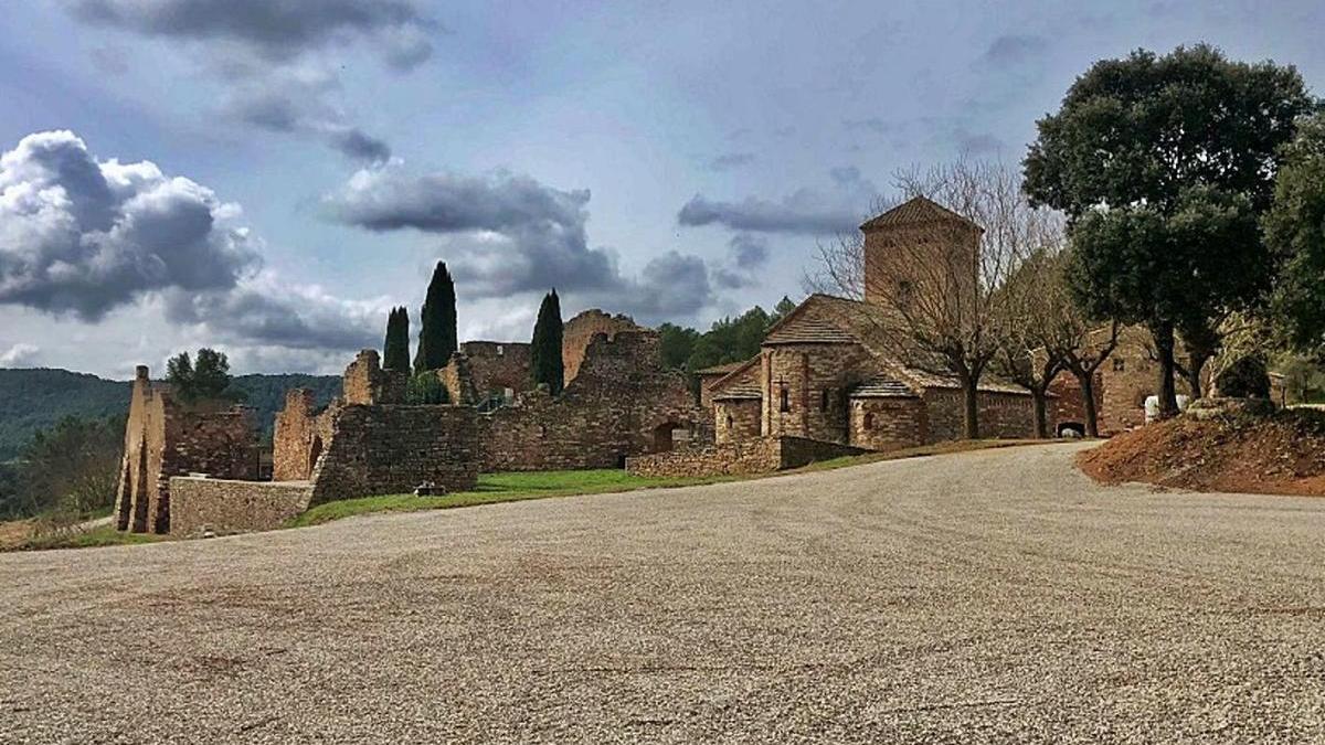 Zona d&#039;aparcament, amb el conjunt de l&#039;església  de Castellnou de Bages al fons