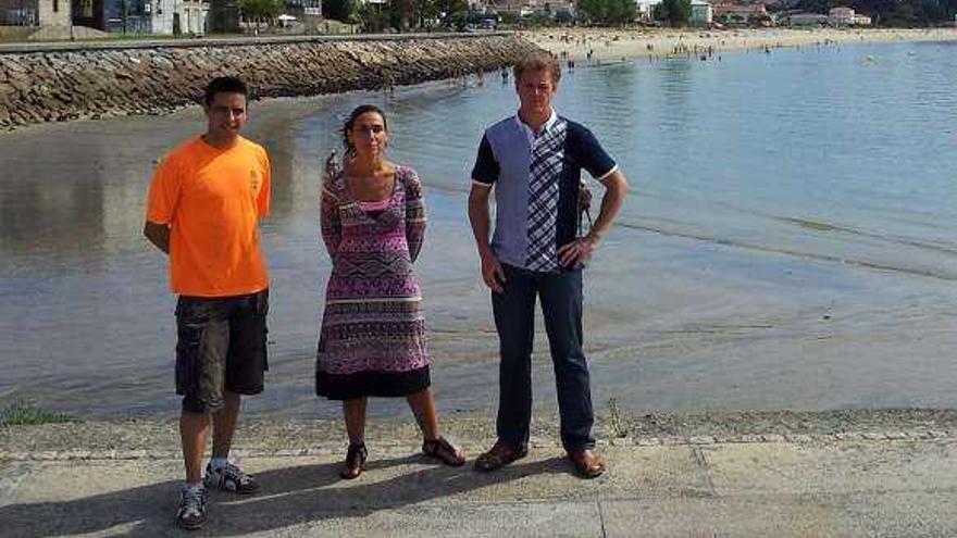 Bernárdez, Prieto y Graña con la playa de Rodeira al fondo.  // C.G.