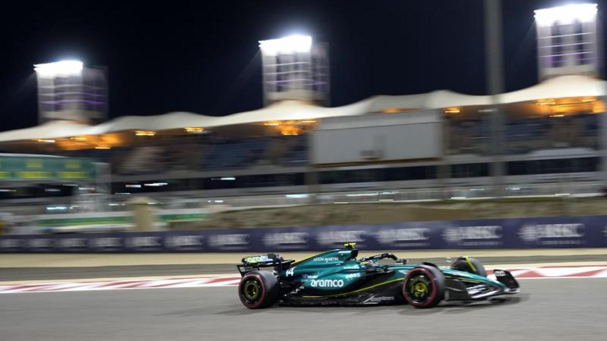 El piloto de Aston Martin, Fernando Alonso, de España, conduce su coche durante la segunda sesión de entrenamientos previos al Gran Premio de Bahréin de Fórmula 1 en el Circuito Internacional de Baréin
