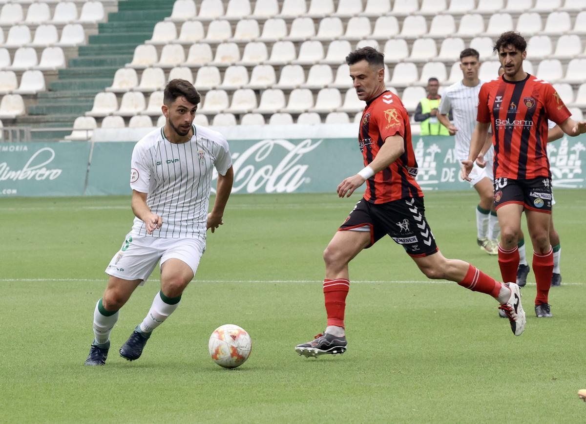 Lance de choque entre el Córdoba CF B y el Salerm Puente Genil en El Arcángel.