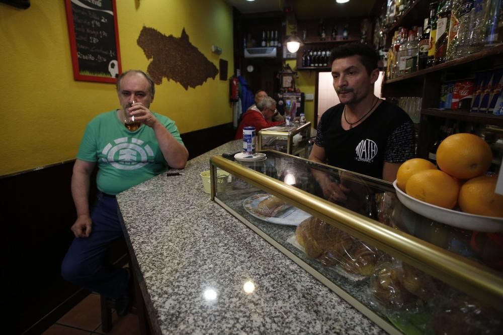 Trabajos de limpieza en la calle Llano Ponte de Avilés tras las inundaciones