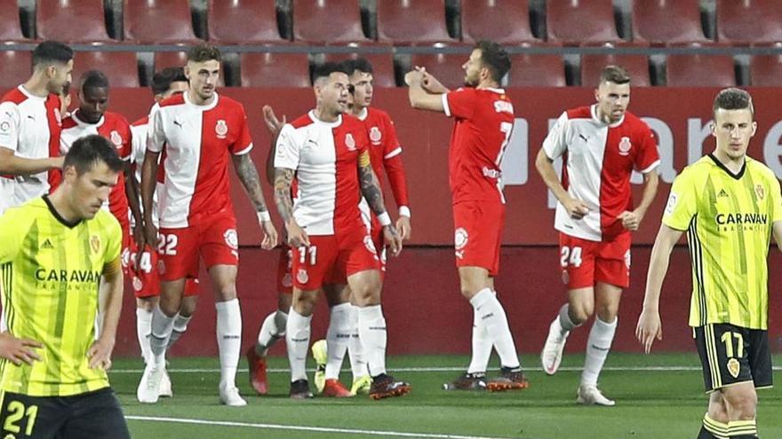 El tècnic Francisco, de fons, mirant-se el partit a l&#039;estadi.