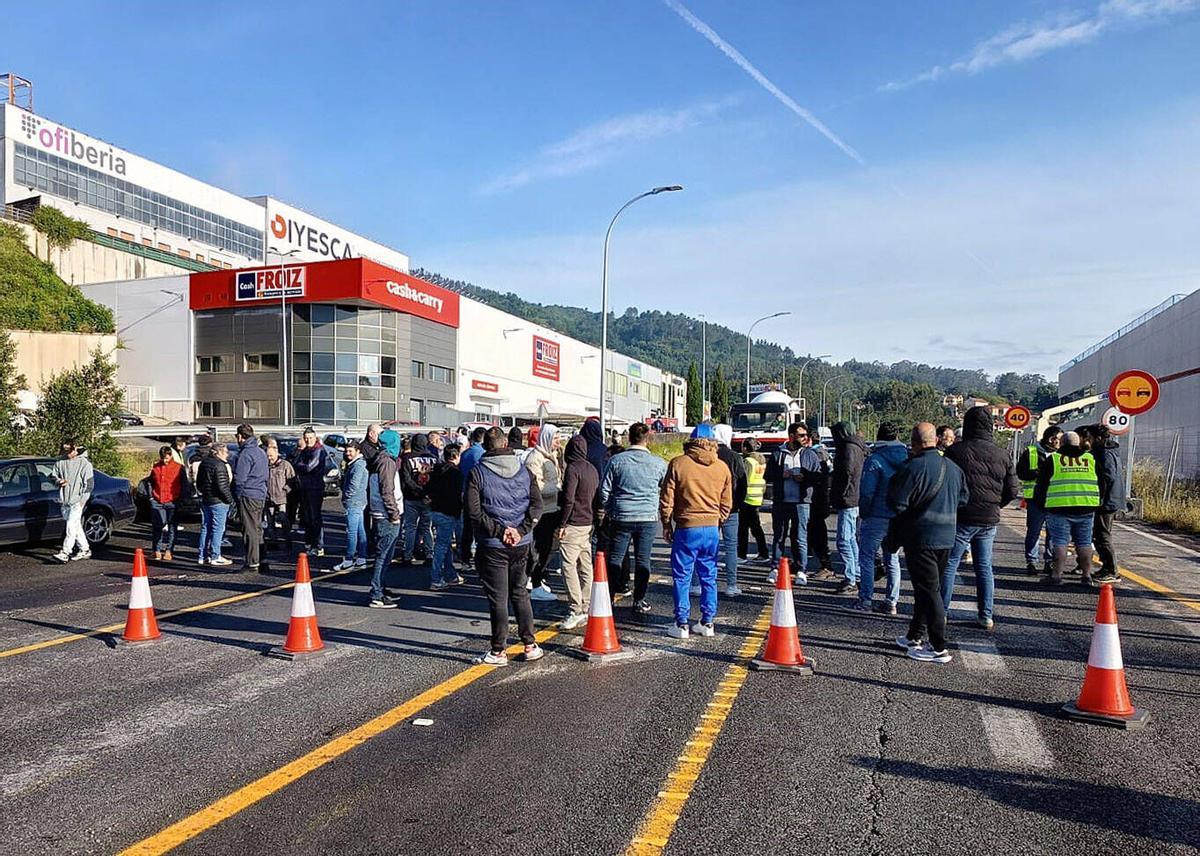 Pontevedra. Piquete por la huelga del metal. Trabajadores cortan la carretera de Vilagarcía a la altura del Vao.