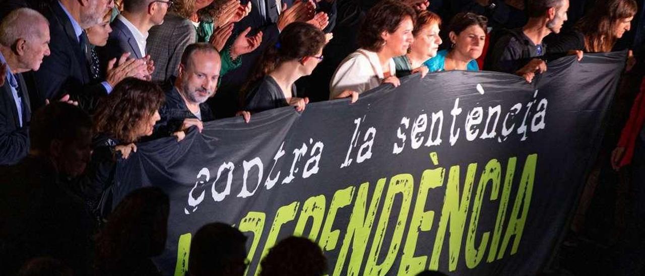 Concentración de representantes institucionales y de asociacions independentistas, anoche en Barcelona. // Efe