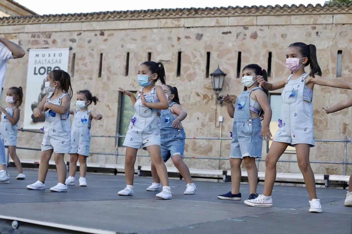 GALERÍA | La escuela de baile Escena pone el ritmo en la plaza de la Catedral