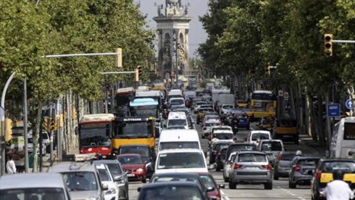 Embotellamiento de tráfico en la Gran Via barcelonesa.