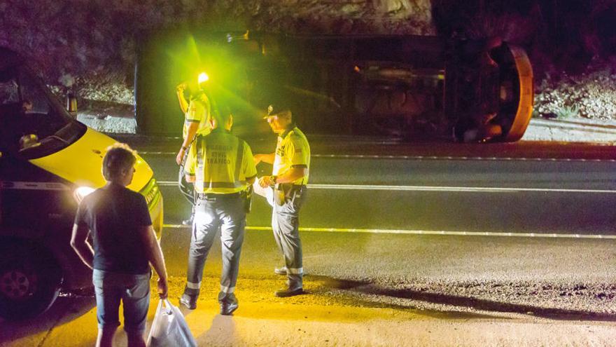 Cuatro heridos al volcar un microbús  tras chocar con un turismo en La Vila