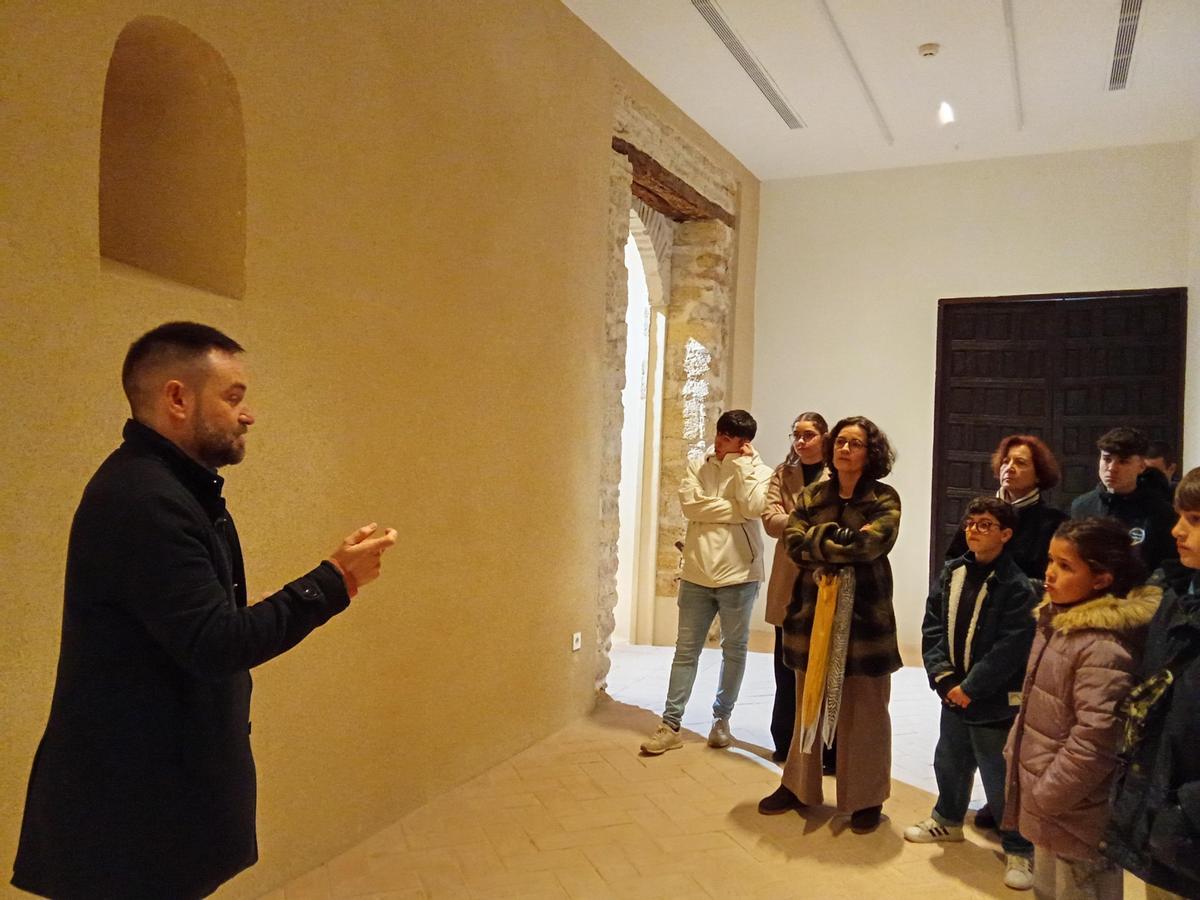 El profesor Diego Cardador ha sido uno de los encargados de guíar las visitas extraodinarias al Palacio Ducal de Fernán Núñez.