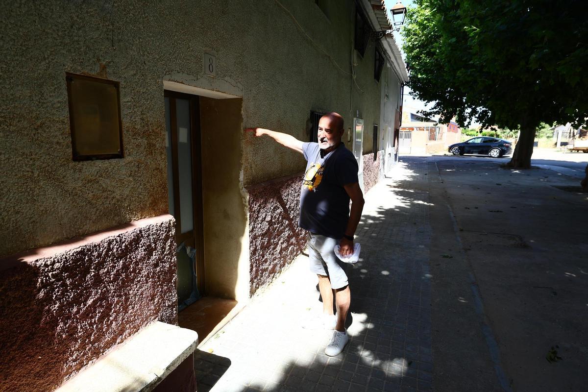 El entorno de la casa de Pedro durante la riada y un año después.