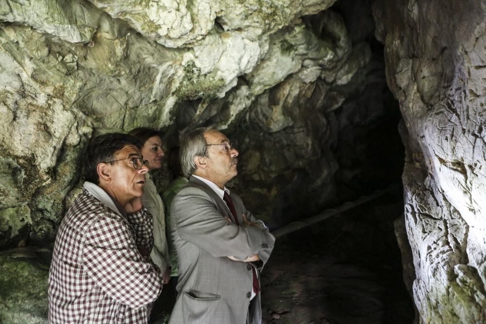 El alcalde de Oviedo, Wenceslao López, visita la cueva de Lluera