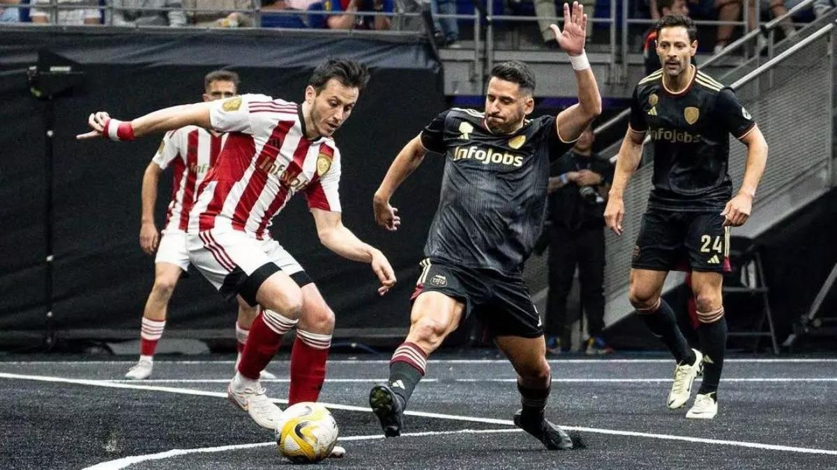 Coro, con De la Bella a la derecha, trata de arrebatar un balón a un rival en un partido de la Kings League con el Ultimate Móstoles.