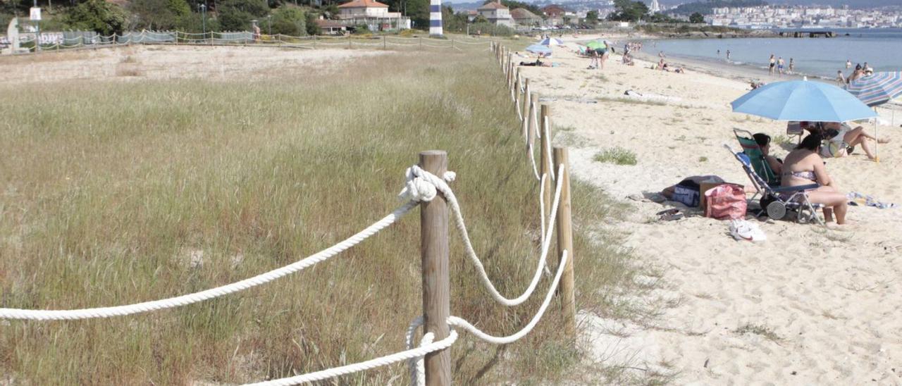 La playa de Rodeira, que recibió ayer un buen número de usuarios atraídos por la jornada de calor.