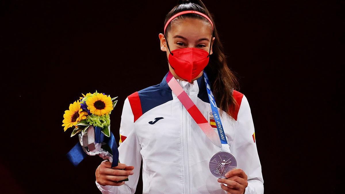 Adriana Cerezo, con la medalla de plata colgada al cuello, en la ceremonia en honor a los campeones, ayer. | EFE