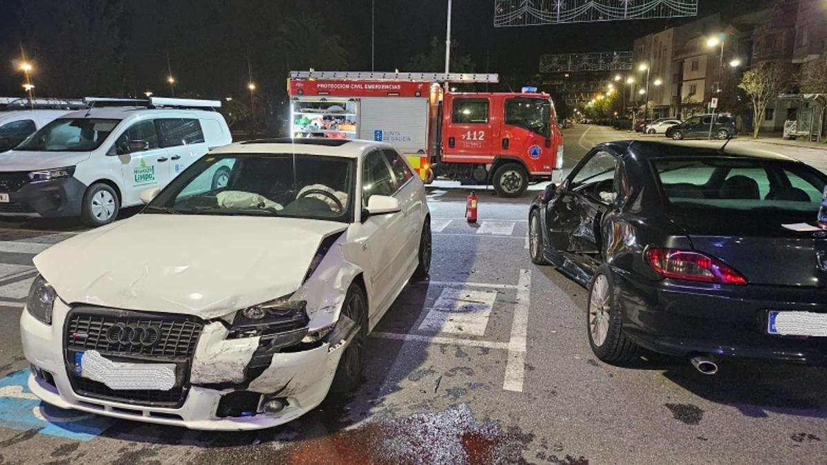 Los dos coches siniestrados, como quedaron tras el impacto junto al Concello de Cangas.