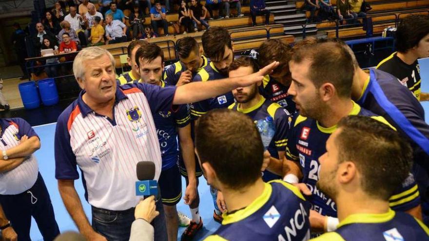 Víctor García da instrucciones a sus jugadores durante un tiempo muerto, ante el Naturhouse. // G.Núñez